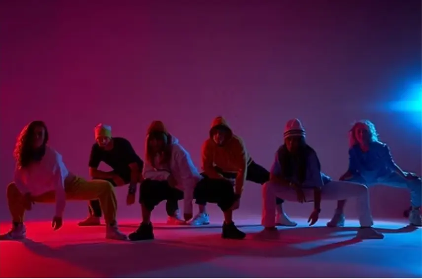 Grupo de personas bailando tutting