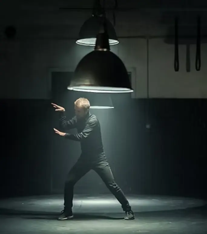 Persona bailando tutting