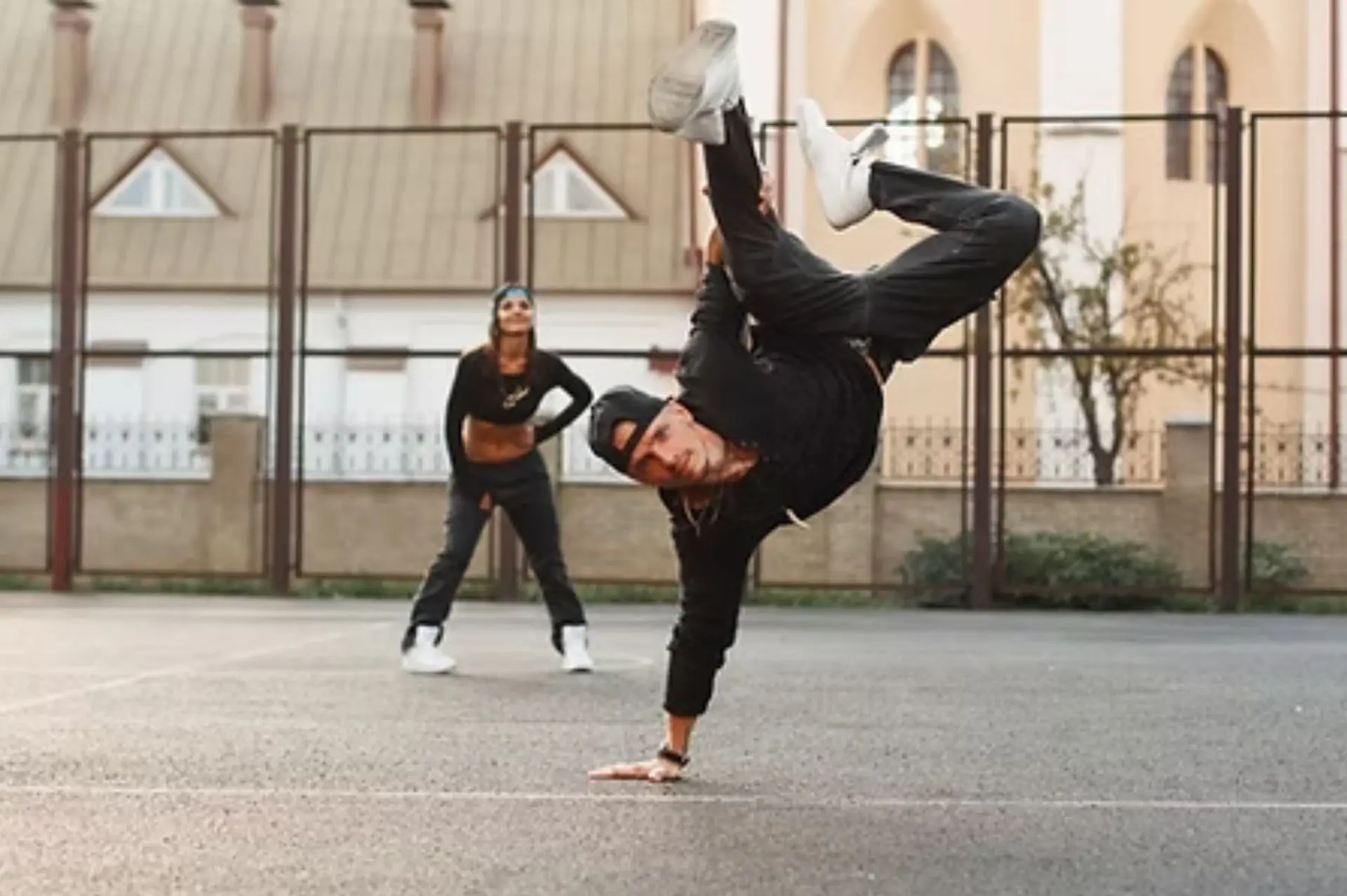 pareja bailando break dance