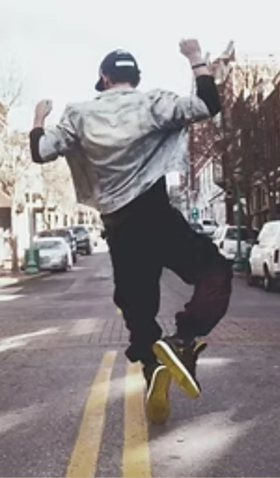 chico bailando por la calle